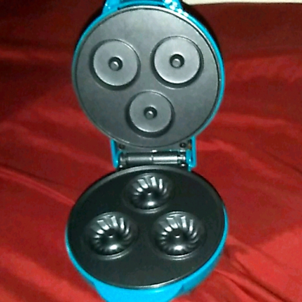 Mini Bundt Cake Maker - Picture 2 of 5